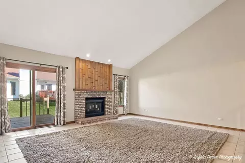 Living - 167 Tree Line, Antioch, IL 60002 photo 3 of 5