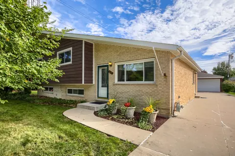 829 N Howard Ave, Elmhurst, IL 60126