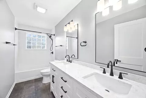 Bath - 33 Cranbrook Dr, Des Plaines, IL 60016 photo 1 of 1