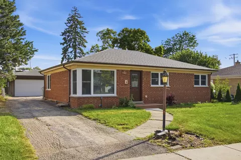 Exterior - 33 Cranbrook Dr, Des Plaines, IL 60016 photo 2 of 3