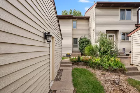 3640 Cedarwood Ct, Bettendorf, IA 52722