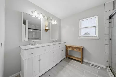 Bath - 1830 Field Ct, Plainfield, IL 60586 photo 2 of 3