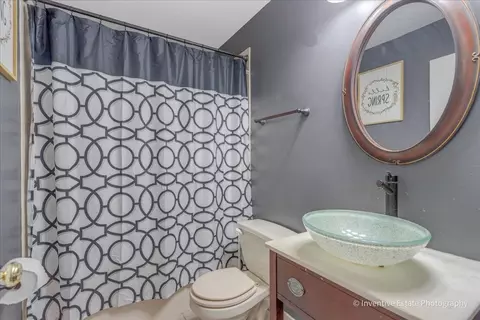 Bath - 2031 Ridgemoor Dr, Plainfield, IL 60586 photo 2 of 4