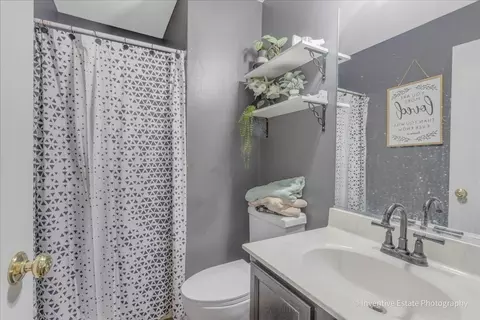 Bath - 2031 Ridgemoor Dr, Plainfield, IL 60586 photo 4 of 4