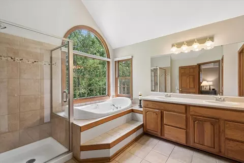 Bath - 300 White Tail Ln, Ingleside, IL 60041 photo 2 of 3