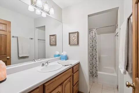 Bath - 300 White Tail Ln, Ingleside, IL 60041 photo 3 of 3