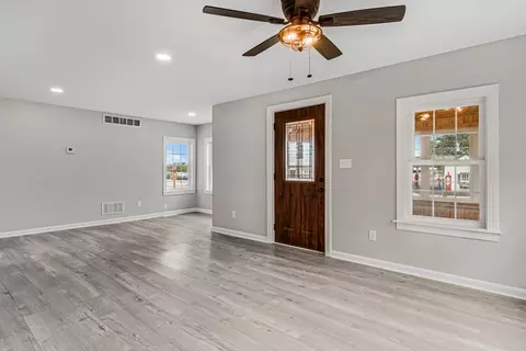 Living - 421 W Mazon Ave, Dwight, IL 60420 photo 4 of 5