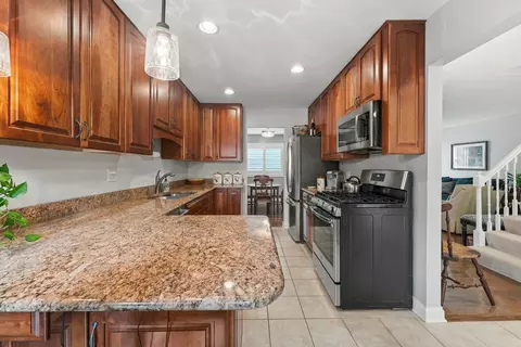 Kitchen - 1232 Reading Ct, Wheaton, IL 60189 photo 4 of 5