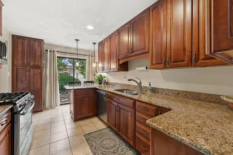 Kitchen - 1232 Reading Ct, Wheaton, IL 60189 photo 2 of 5