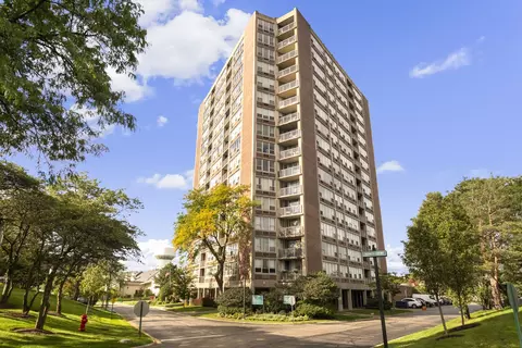 3925 Triumvera Dr #12E, Glenview, IL 60025