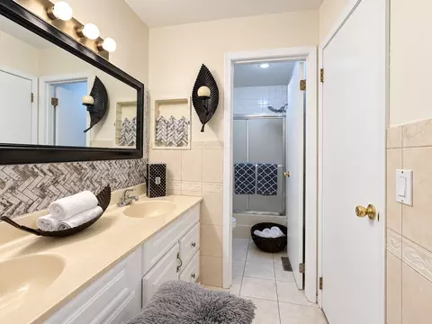 Bath - 1401 Knoll Dr, Naperville, IL 60565 photo 4 of 5