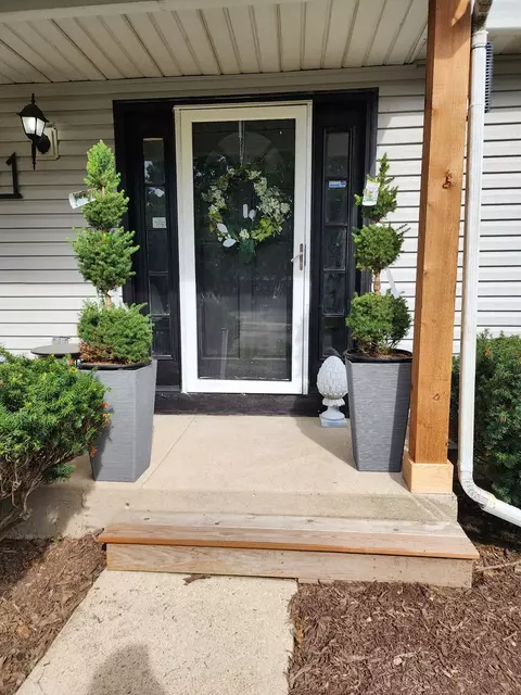 Exterior - 1401 Knoll Dr, Naperville, IL 60565 photo 10 of 10