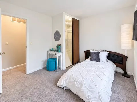 Bedroom - 1401 Knoll Dr, Naperville, IL 60565 photo 10 of 10