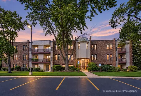 2212 Country Club Dr #4, Woodridge, IL 60517