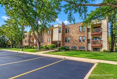 2212 Country Club Dr #4, Woodridge, IL 60517