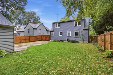 Exterior - 389 N Commonwealth Ave, Elgin, IL 60123 photo 5 of 7