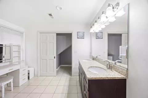 Bath - 389 N Commonwealth Ave, Elgin, IL 60123 photo 3 of 4