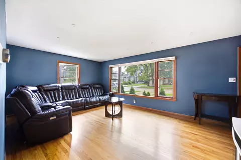 Living - 389 N Commonwealth Ave, Elgin, IL 60123 photo 1 of 4