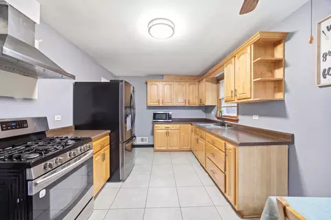 Kitchen - 389 N Commonwealth Ave, Elgin, IL 60123 photo 2 of 3