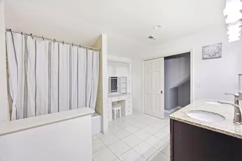 Bath - 389 N Commonwealth Ave, Elgin, IL 60123 photo 2 of 4