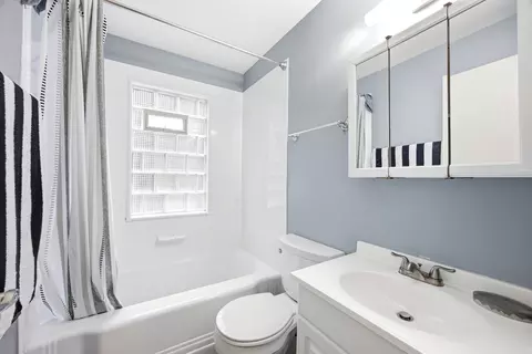 Bath - 389 N Commonwealth Ave, Elgin, IL 60123 photo 1 of 4