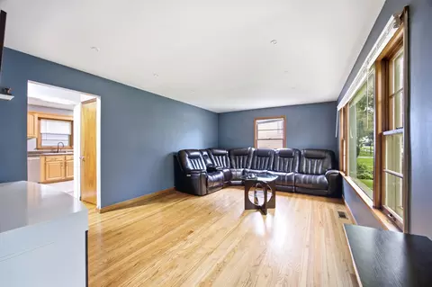 Living - 389 N Commonwealth Ave, Elgin, IL 60123 photo 2 of 4