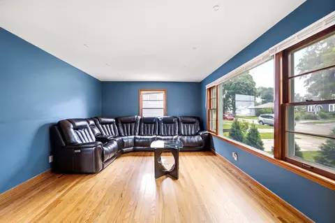 Living - 389 N Commonwealth Ave, Elgin, IL 60123 photo 3 of 4
