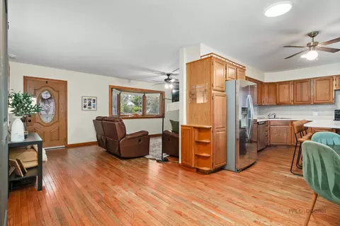 Entry Way - 1502 Sunset Dr, Holiday Hills, IL 60051 photo 2 of 2