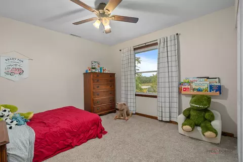 Bedroom - 1502 Sunset Dr, Holiday Hills, IL 60051 photo 2 of 3