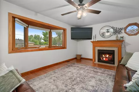 Living - 1502 Sunset Dr, Holiday Hills, IL 60051 photo 1 of 1