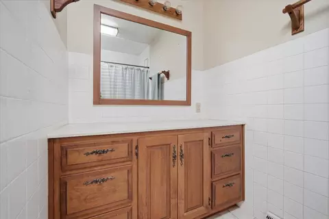 Bath - 912 Parmon Rd, Bloomington, IL 61701 photo 2 of 4