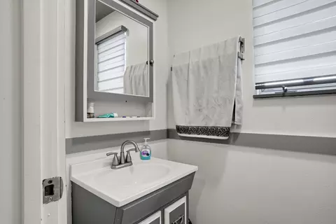 Bath - 5 Bethany Dr, Troy, IL 62294 photo 1 of 4