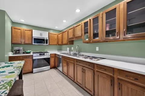 Kitchen - 6 Cypress Sq, Elgin, IL 60123 photo 2 of 2