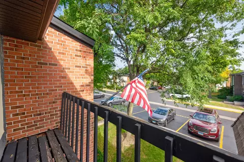 Exterior - 6 Cypress Sq, Elgin, IL 60123 photo 3 of 10