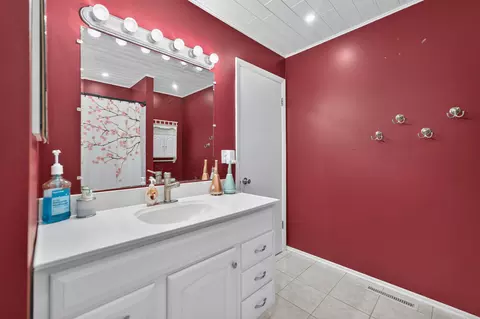 Bath - 6 Cypress Sq, Elgin, IL 60123 photo 2 of 3