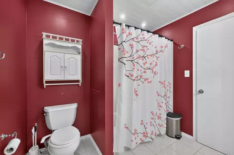 Bath - 6 Cypress Sq, Elgin, IL 60123 photo 3 of 3