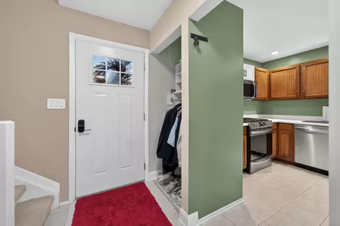 Entry Way - 6 Cypress Sq, Elgin, IL 60123 photo 3 of 7