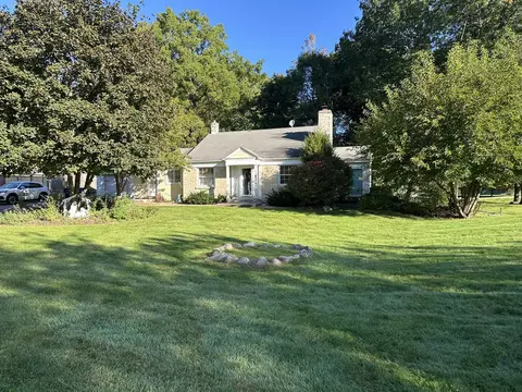 110 Brookhill Rd, Libertyville, IL 60048