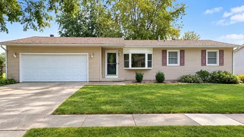 1102 S Center St, Mahomet, IL 61853