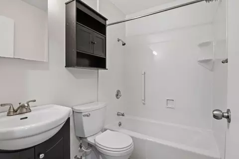 Bath - 2117 Keokuk Rd, Springfield, IL 62702 photo 1 of 2
