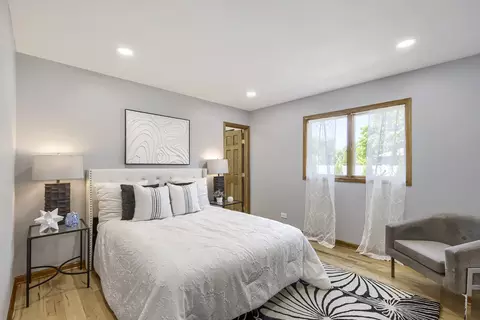 Bedroom - 1325 E Lake Ave, Glenview, IL 60025 photo 3 of 7