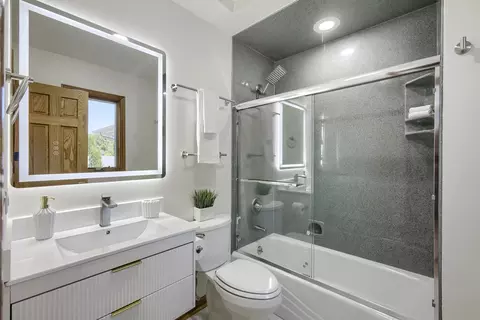 Bath - 1325 E Lake Ave, Glenview, IL 60025 photo 3 of 7