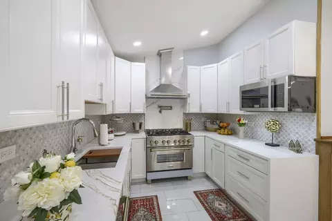 Kitchen - 1325 E Lake Ave, Glenview, IL 60025 photo 2 of 3