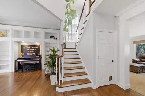 Entry Way - 2523 Forest Ct, Lindenhurst, IL 60046 photo 2 of 3