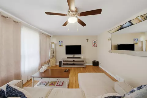 Living - 8300 Long Ave, Burbank, IL 60459 photo 2 of 5