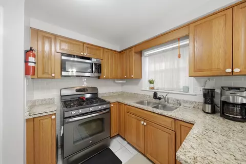Kitchen - 8300 Long Ave, Burbank, IL 60459 photo 3 of 4