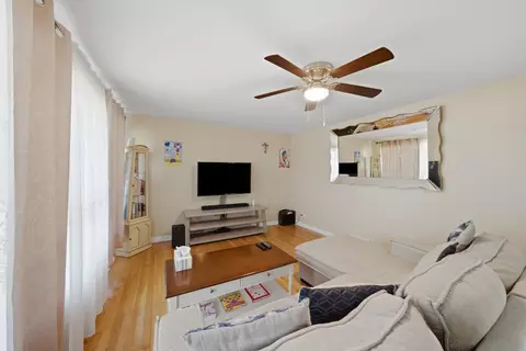 Living - 8300 Long Ave, Burbank, IL 60459 photo 3 of 5