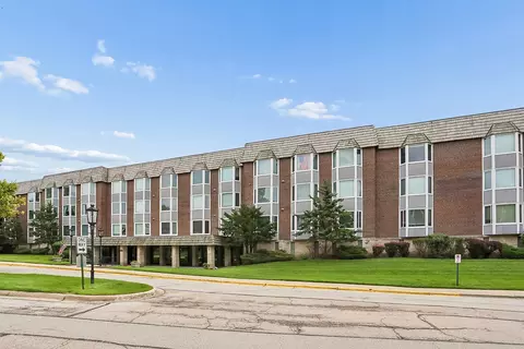 201 Thames Pkwy #3A, Park Ridge, IL 60068