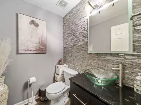 Bath - 1766 Newbridge Cir, Elgin, IL 60123 photo 3 of 4