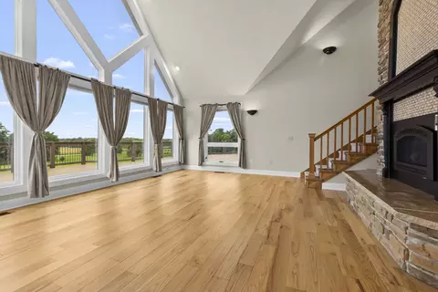 Living - 14949 Saunders Rd, Pecatonica, IL 61063 photo 4 of 8